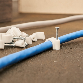 Крепеж кабеля круглый 7мм, белый (20 шт/уп) REXANT