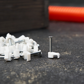 Крепеж кабеля плоский 4х2 мм, белый (50 шт/уп) REXANT