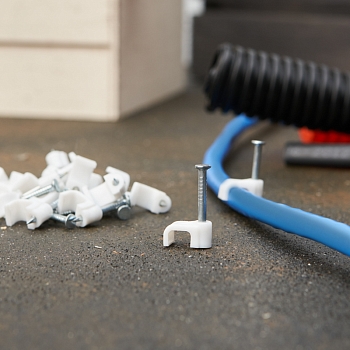 Крепеж кабеля плоский 6х4 мм, белый (20 шт/уп) REXANT