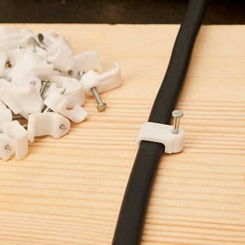 Крепеж кабеля плоский 10 х 4 мм, белый (упак. 50 шт)  REXANT